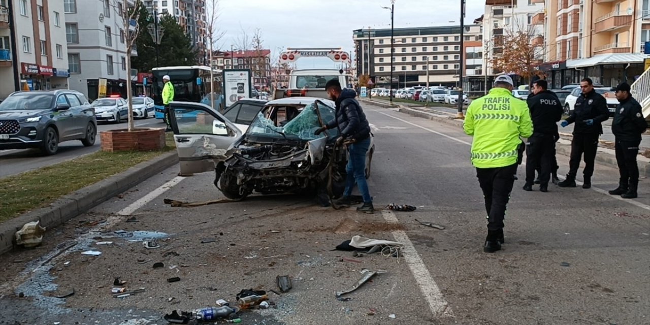 Sivas'ta devrilen otomobildeki 3 kişi yaralandı