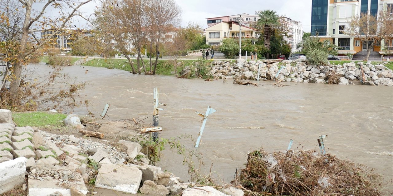 Balıkesir'de yayaların kullandığı çay üzerindeki asma köprü şiddetli yağıştan yıkıldı