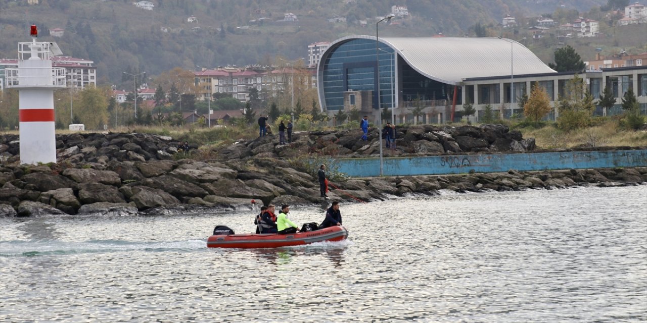 Trabzon'daki fırtınada dalgalara kapılan 2 lise öğrencisini arama çalışmalarına ara verildi