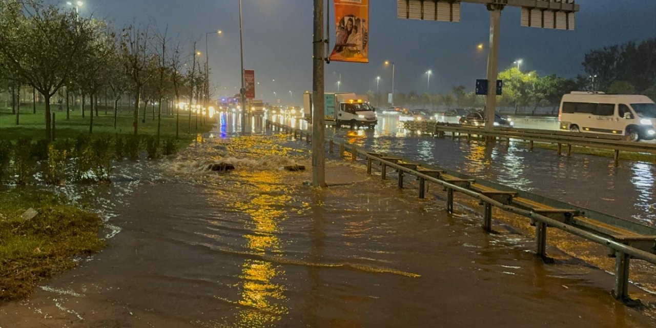 Zeytinburnu'nda rögarlardan taşan sular sürücülere zor anlar yaşattı