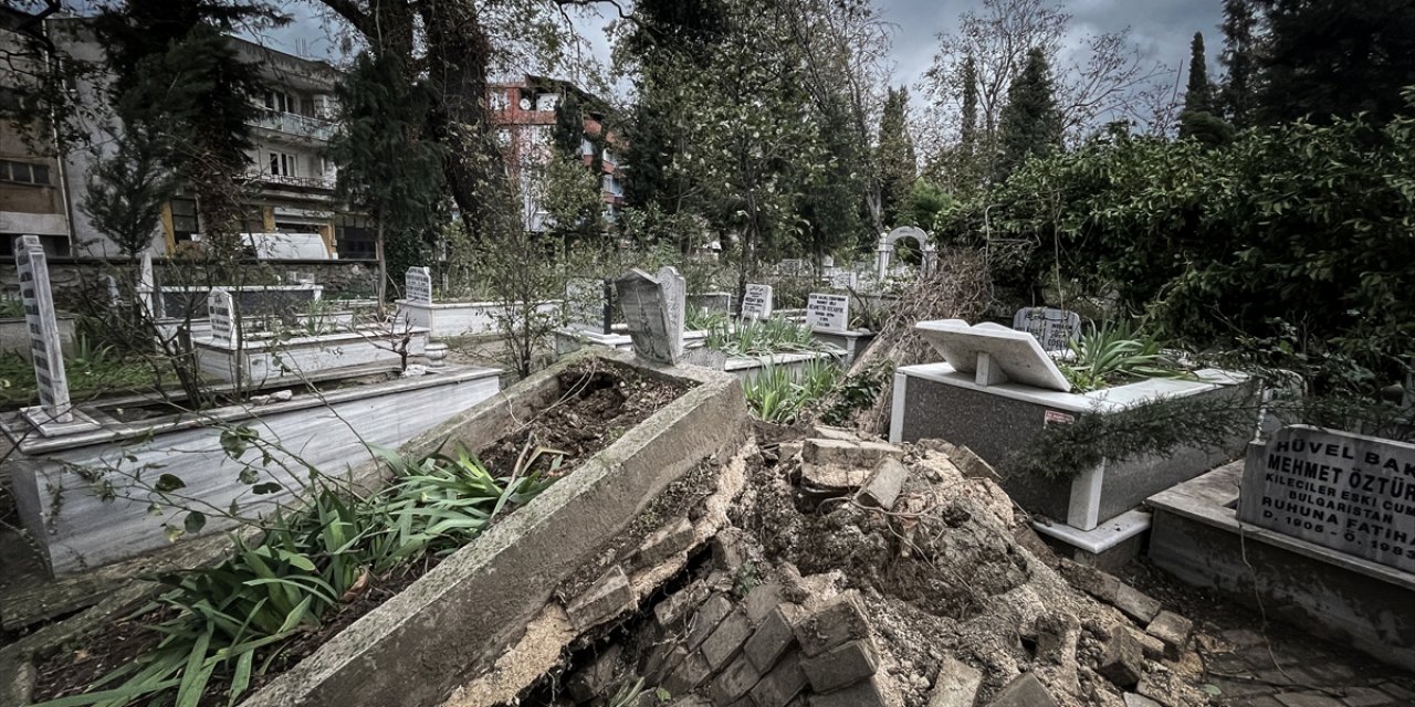 Bursa'da kuvvetli lodosta devrilen ağaçlar mezarlara zarar verdi