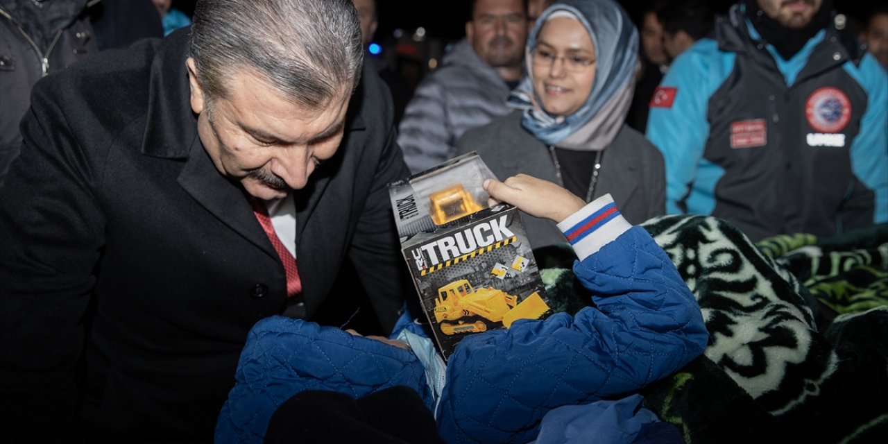 Sağlık Bakanı Koca Türkiye'ye getirilen Gazzeli hastaları havaalanında karşıladı: