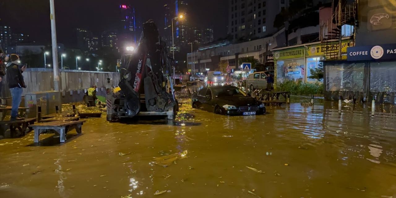 Sarıyer'de sağanak nedeniyle pazar alanını su bastı