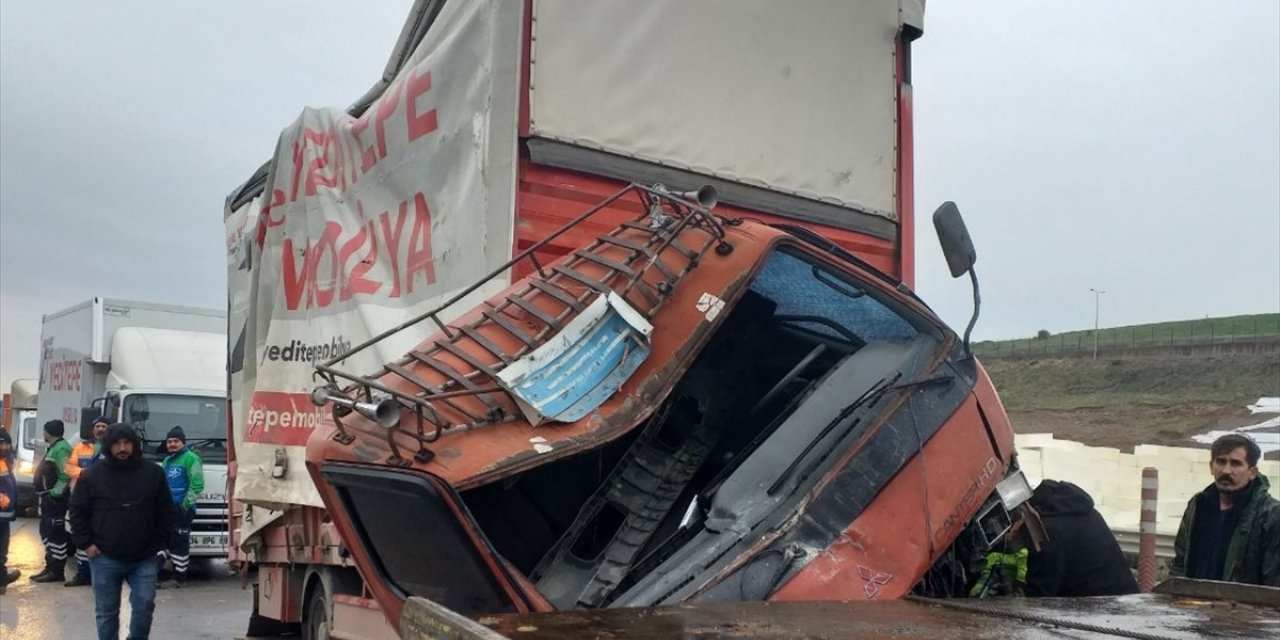 Pendik'te 2 aracın çarpıştığı kaza nedeniyle trafik yoğunluğu oluştu