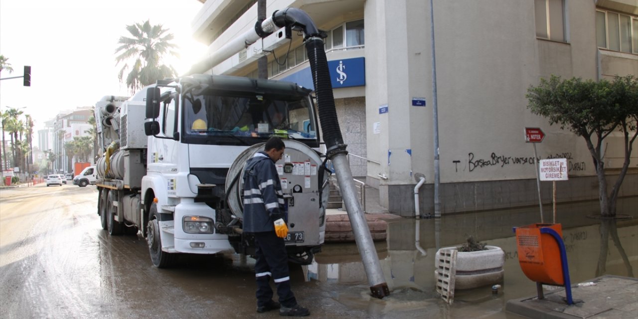 İskenderun'da deniz taşınca su basan yerlerde temizlik çalışmaları devam ediyor