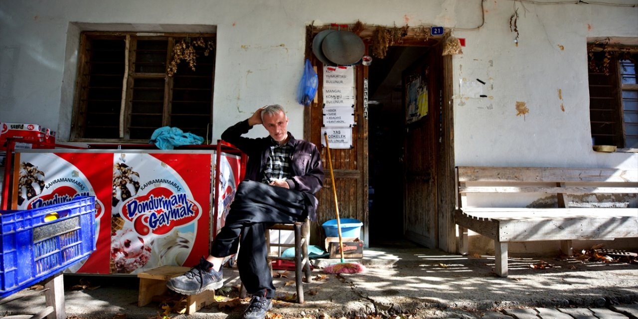 Baba mirası 64 yıllık köy bakkalının kapanmaması için tezgahın başına geçti