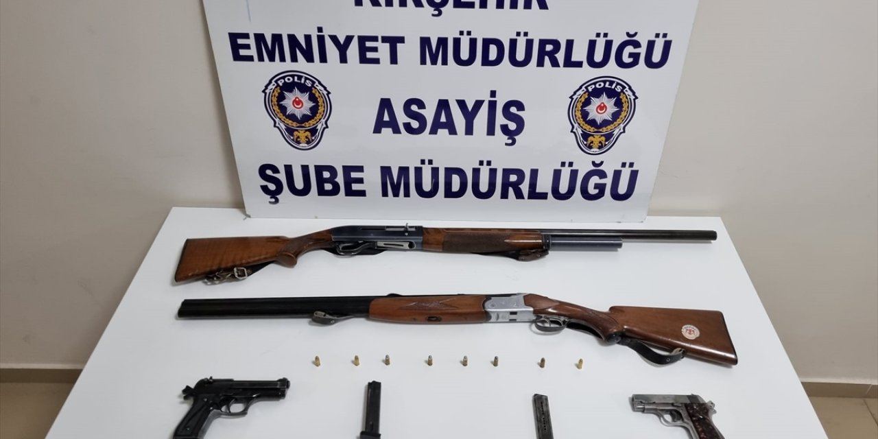 Kırşehir'de kendini silahla yaralayan şüphelinin evinde ruhsatsız tabanca ve tüfek bulundu