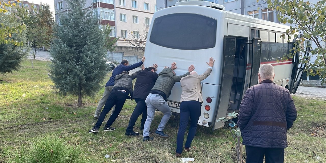 Edirne'de freni patlayan midibüs parka girdi, araçtaki 2 kişi yaralandı