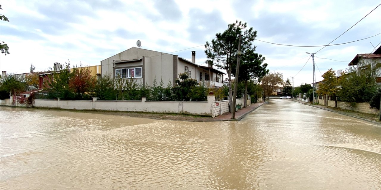 Silivri'de etkili olan şiddetli sağanak hasara neden oldu