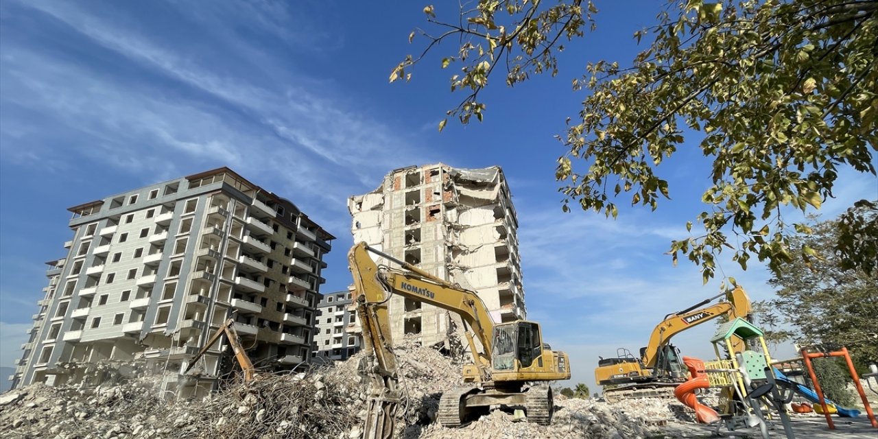 Hatay'da depremlerde ağır hasar alan 3 bina kontrollü yıkıldı