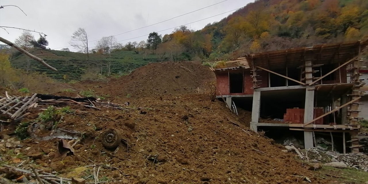 Artvin'de heyelan nedeniyle inşaat halindeki ev ile otomobil zarar gördü