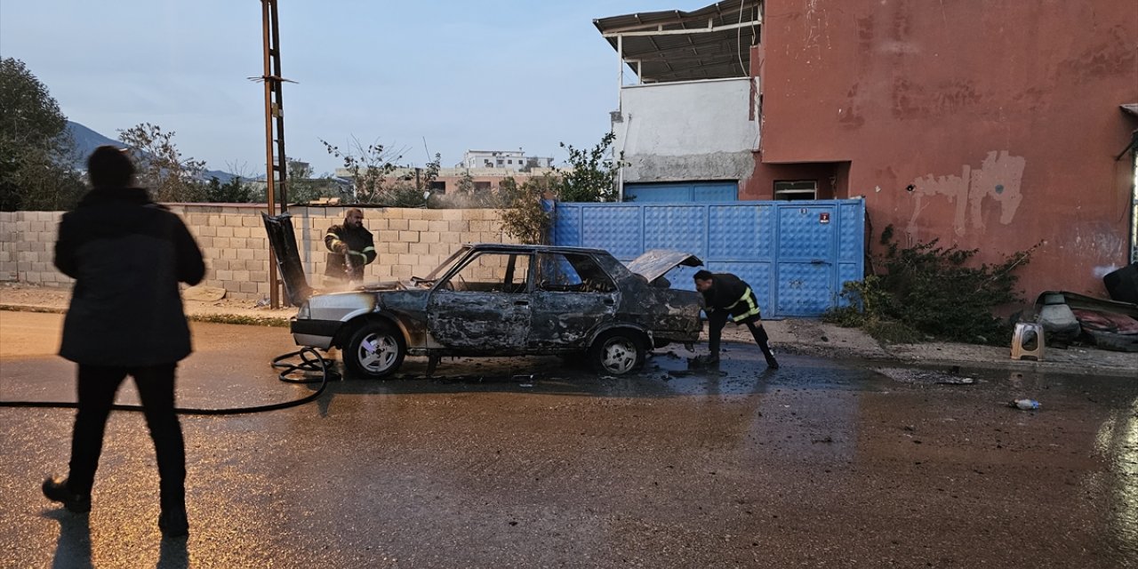 Hatay'da seyir halindeki otomobil alev aldı