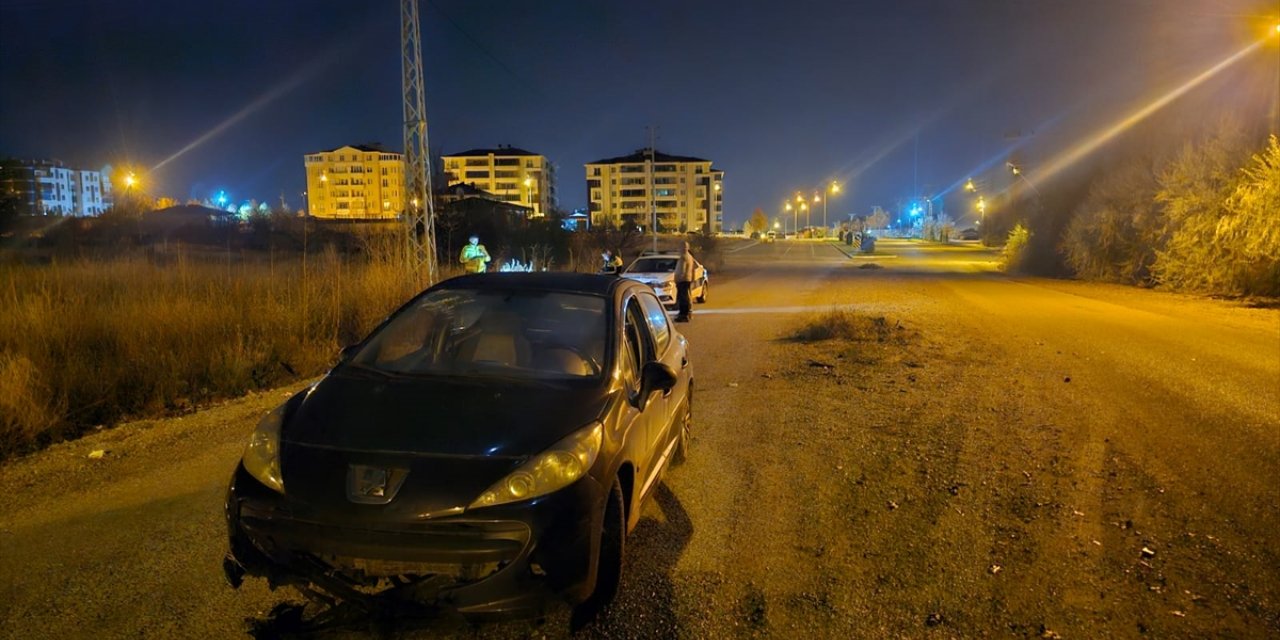 Çorum'da otomobil sökülen aydınlatma direğinin kalıntılarına çarptı 2 kişi yaralandı