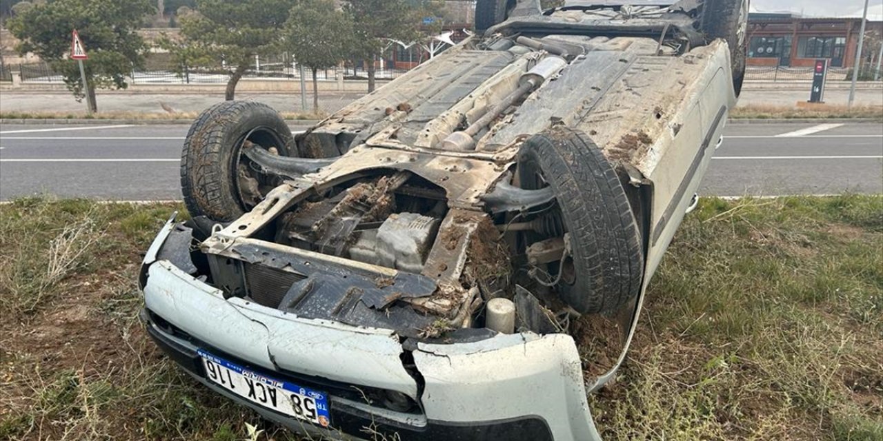 Sivas'ta devrilen otomobildeki 2 kişi yaralandı