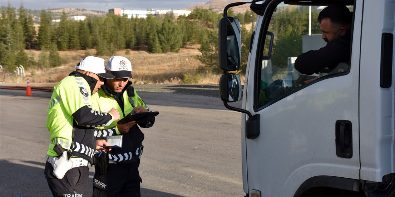 "Kilit kavşak" Kırıkkale'de ticari araçlarda zorunlu kış lastiği denetimi yapıldı