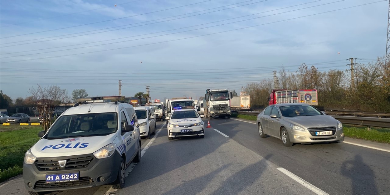 Kocaeli'de otomobil ile yolcu minibüsü çarpıştı, 15 kişi yaralandı