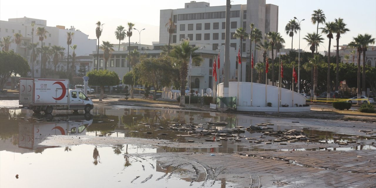 İskenderun'da denizin taşması sonucu su basan yerlerde temizlik çalışması sürüyor