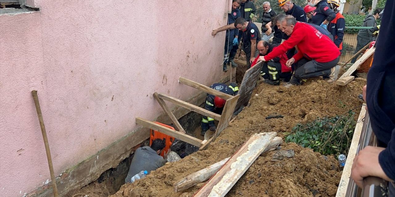 Kocaeli'de bina izolasyonu için kazılan çukurda toprak altında kalan işçi kurtarıldı