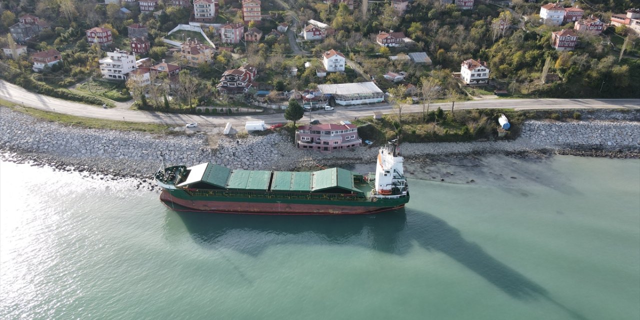 İnebolu sahilinde karaya oturan geminin yakıtının tahliyesine başlandı