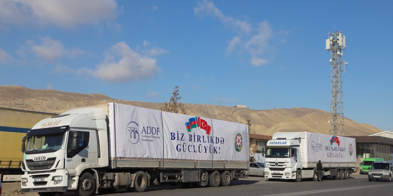 Azerbaycan, Türkiye’deki depremzedeler için 18 tonluk yardım malzemesi gönderdi