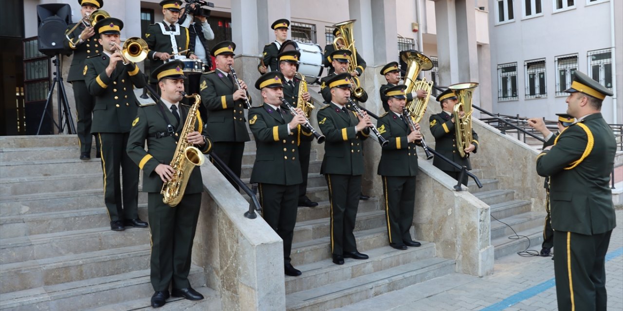 Adana'da askeri bando özel gereksinimli bireylere konser verdi