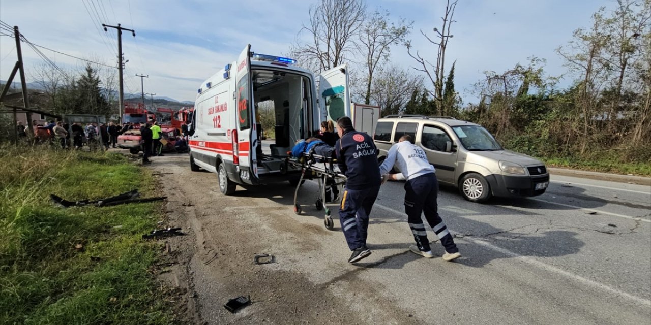 Sakarya'da iki otomobil çarpıştı, biri ağır 3 kişi yaralandı