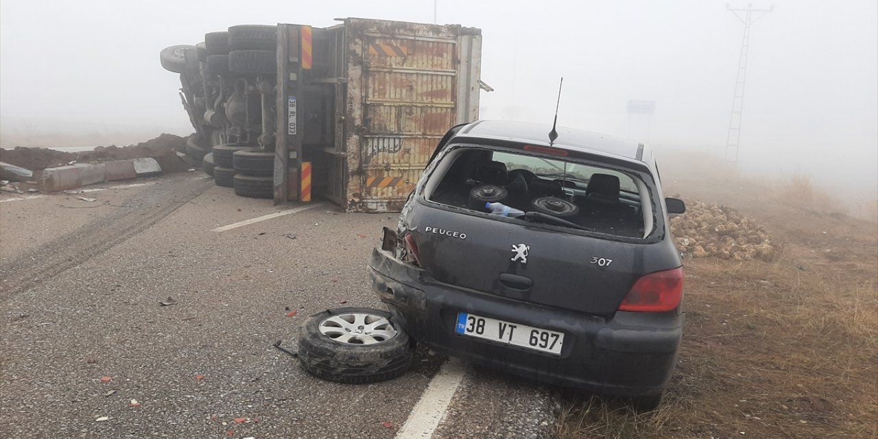 Kayseri'de kamyonun çarptığı otomobildeki 2 kişi yaralandı