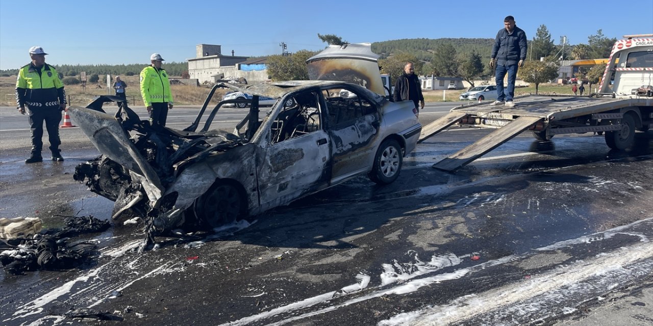 Kahramanmaraş'ta traktör ile otomobilin çarpıştığı kazada 3 kişi yaralandı