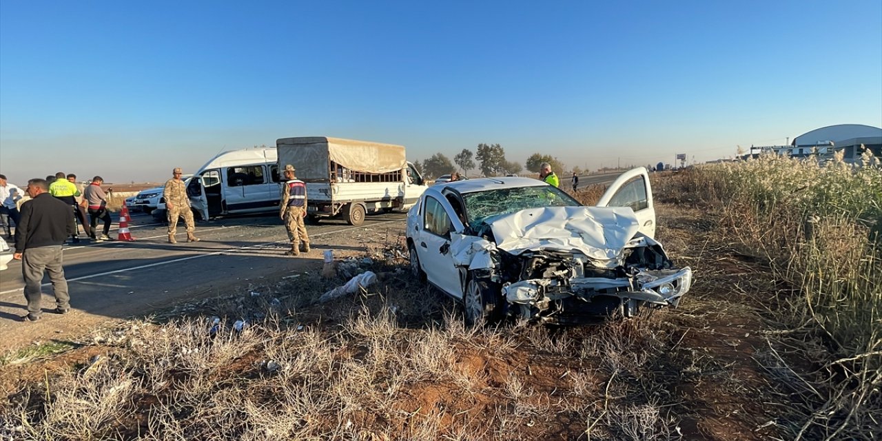 Şanlıurfa'da minibüsle otomobilin çarpıştığı kazada 12 kişi yaralandı