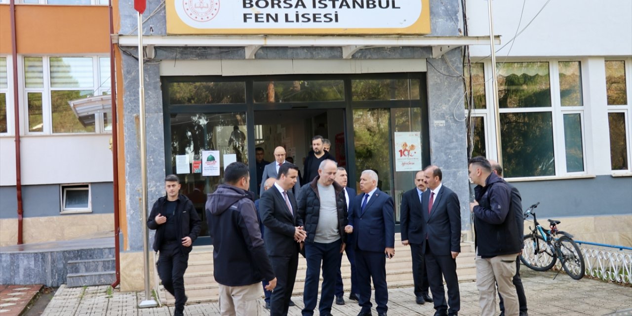 Trabzon Valisi Yıldırım'dan fırtınaya kapılarak denizde boğulan öğrencilerin okuluna ziyaret: