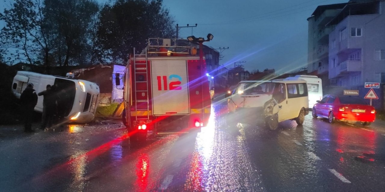 Yalova'da işçi servisi ile minibüsün çarpıştığı kazada 6 kişi yaralandı