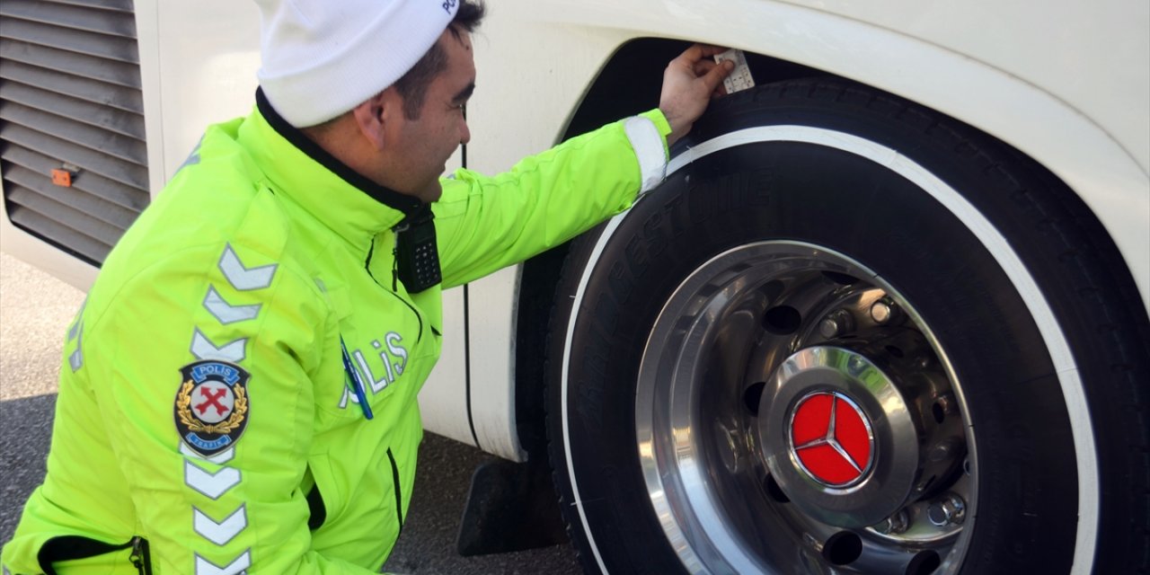 Amasya’da trafik ekipleri ticari araçlarda "zorunlu kış lastiği" denetimi yaptı