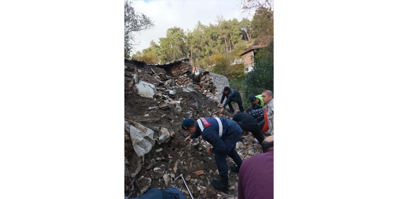 Antalya'da çöken istinat duvarı altında kalan çocuk öldü