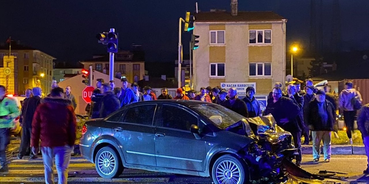 Bolu'da iki otomobilin çarpıştığı kazada 6 kişi yaralandı