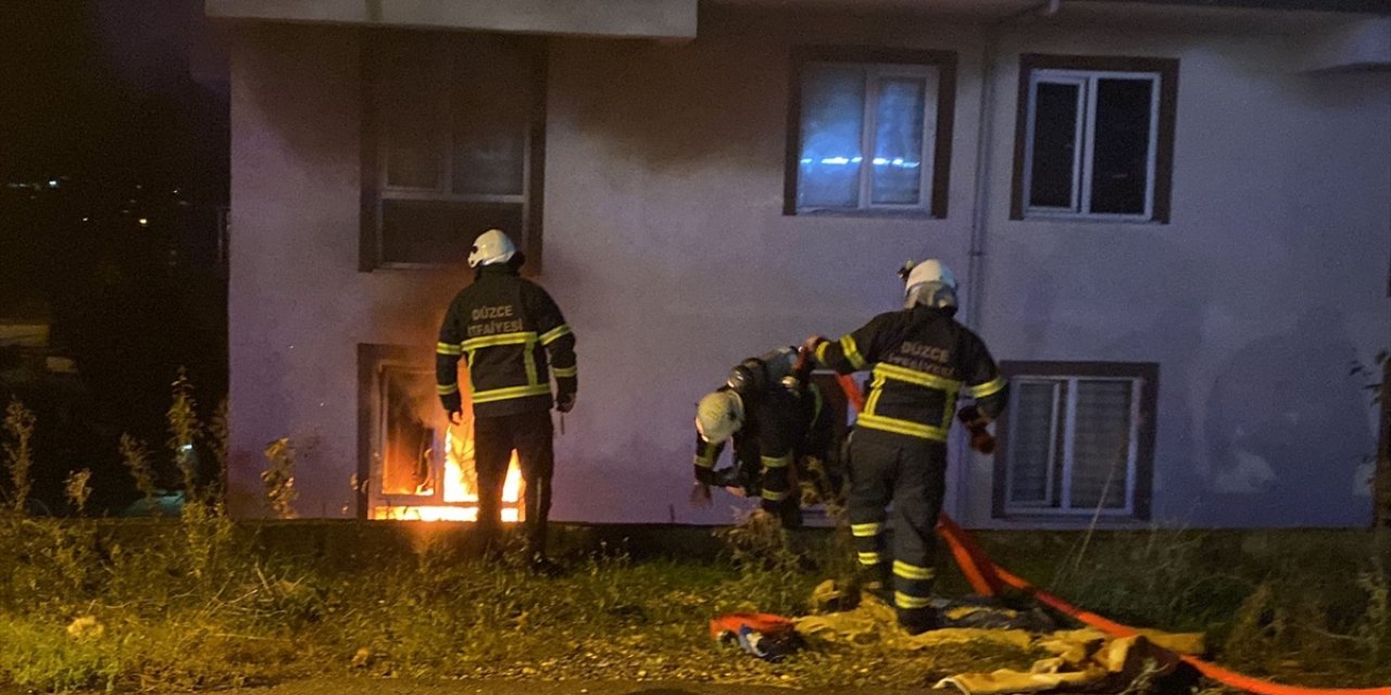 Düzce'de apartmanın giriş katında çıkan yangın hasara yol açtı