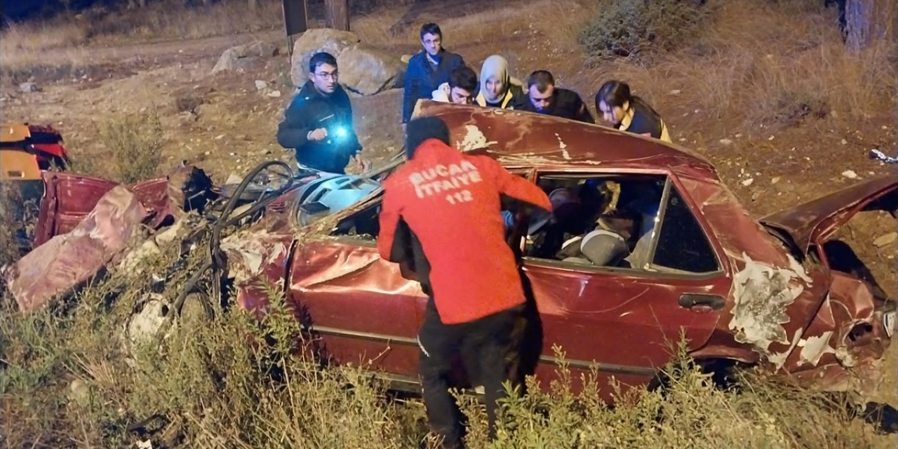 Burdur'da şarampole devrilen otomobildeki 2 kişi yaralandı