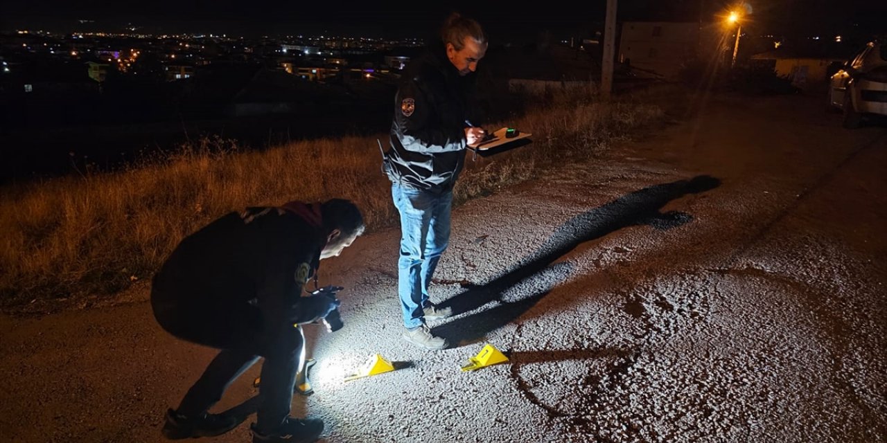 Çorum'da sokakta havaya ateş eden zanlılar kovalamaca sonucu yakalandı