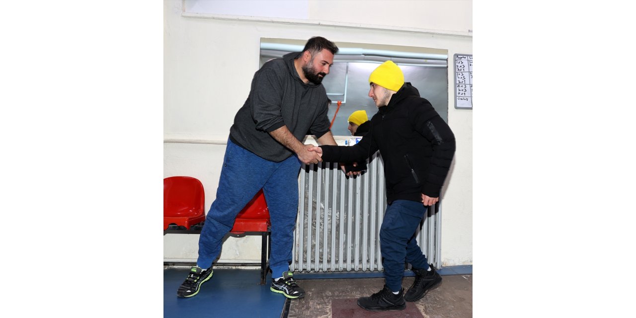 Halterle bacak kaslarını güçlendiren bedensel engelli Eray mutluluğa "adım" attı