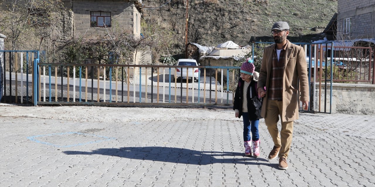 Cumhur öğretmen, ilk ve tek öğrencisi görme engelli Beyzanur'a ışık oldu