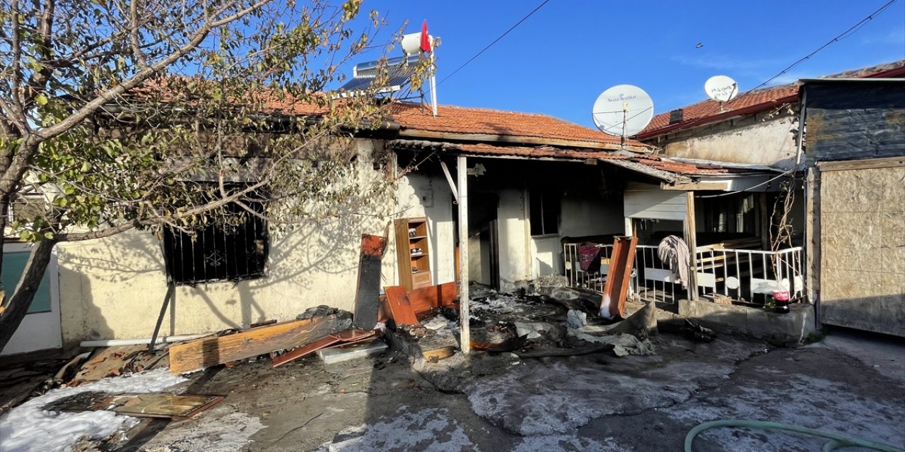 Aksaray'da uyuşturucu kullandığı iddia edilen kişi babasının evini ateşe verdi