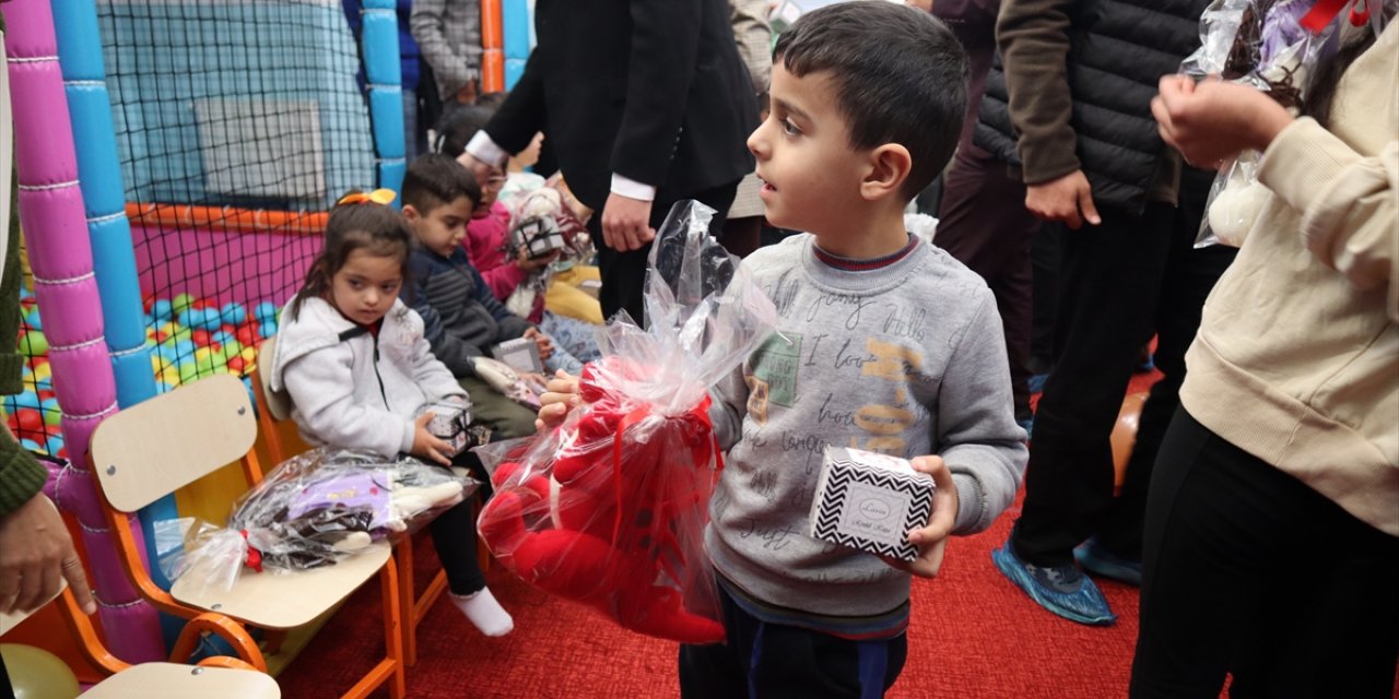 Iğdır'da özel öğrenciler yaptıkları oyuncaklarla çocukları mutlu etti