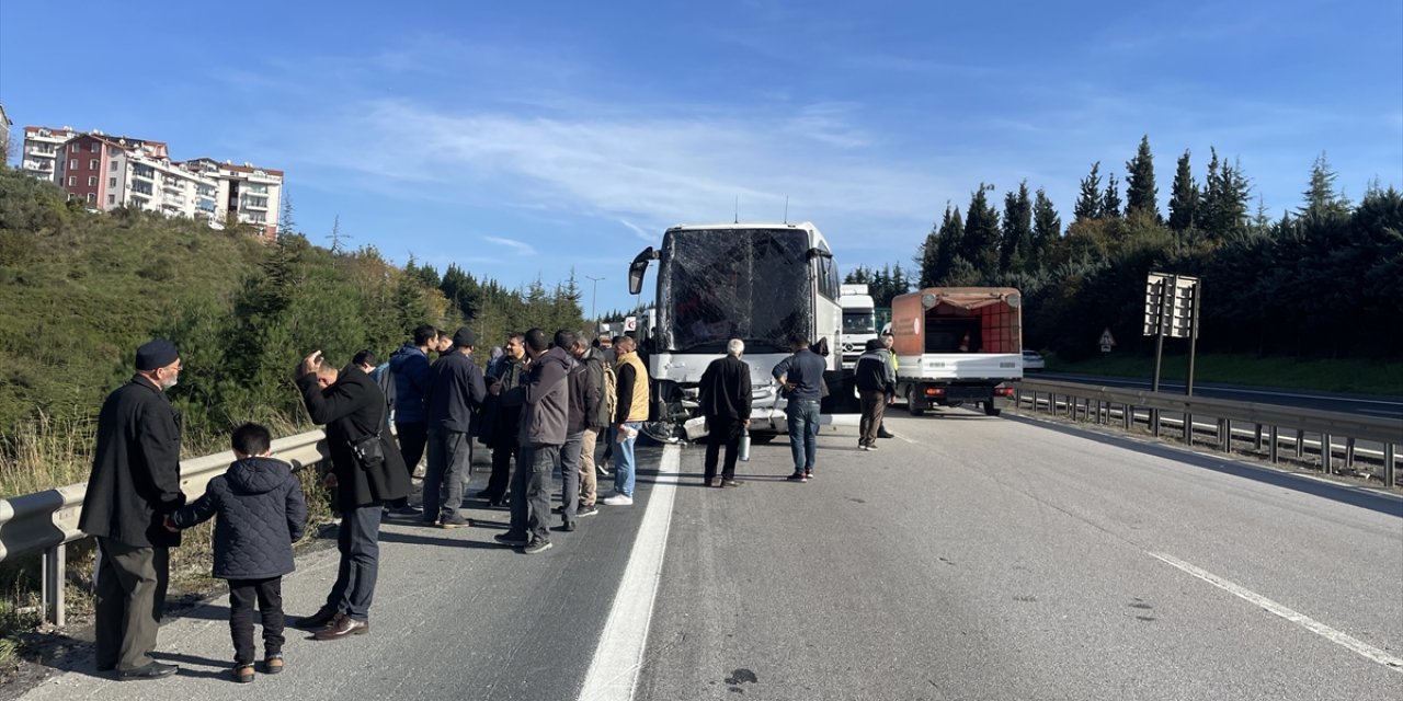 Kocaeli'de tır ile yolcu otobüsünün karıştığı kazada 6 kişi yaralandı