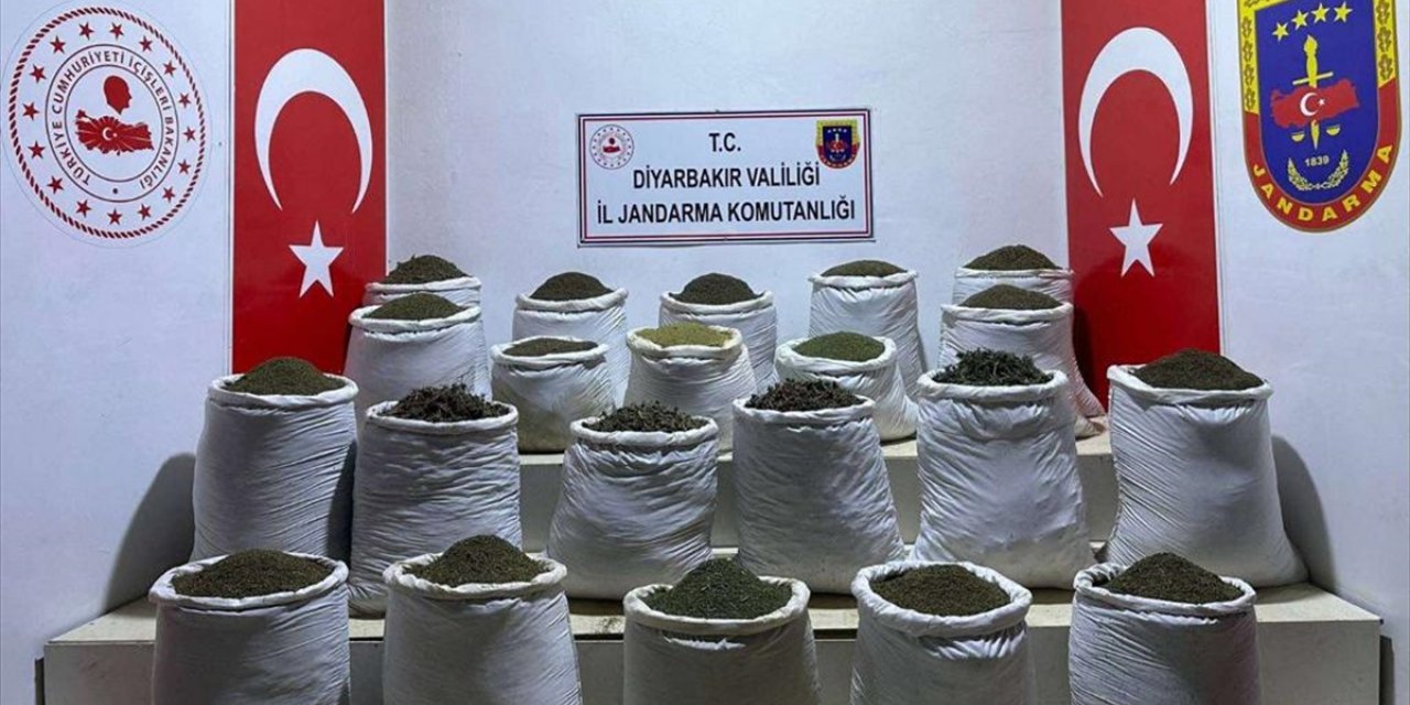 Diyarbakır'da 1 ton 148 kilogram esrar ve 606 kök Hint keneviri ele geçirildi