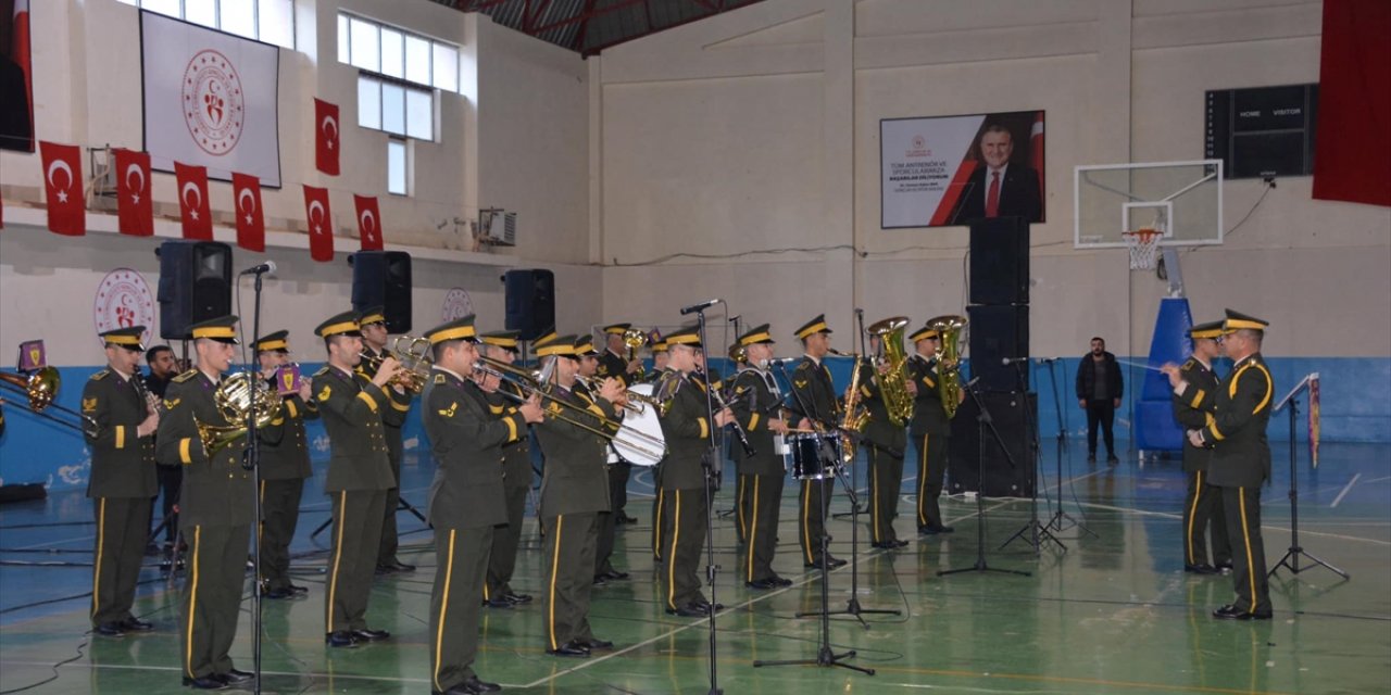 Askeri bando Şemdinli'de konser verdi