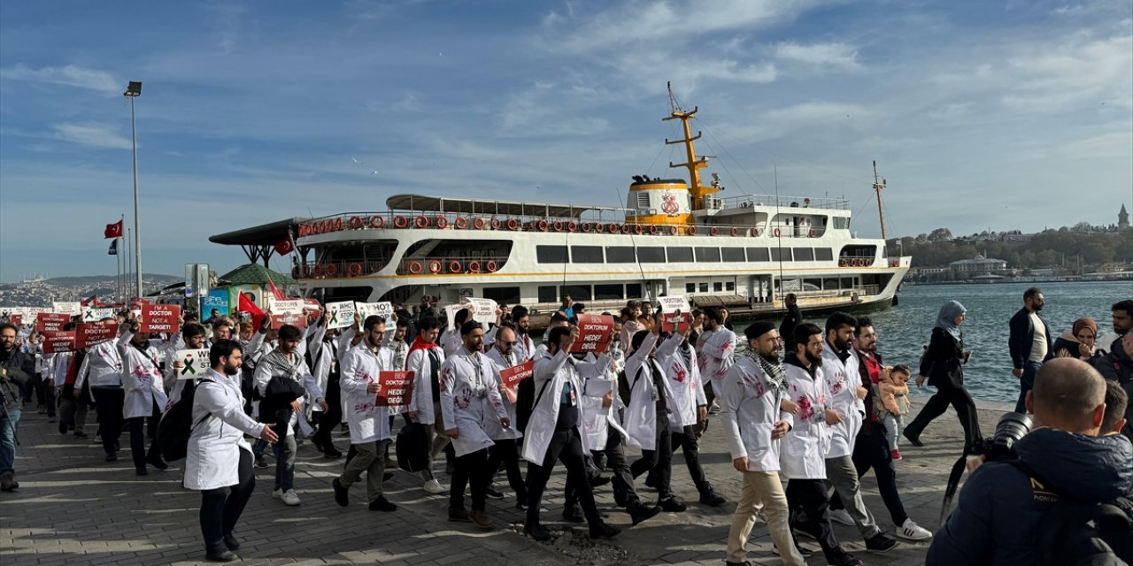 İstanbul'da hekimler Gazze için sessiz yürüyüş düzenledi