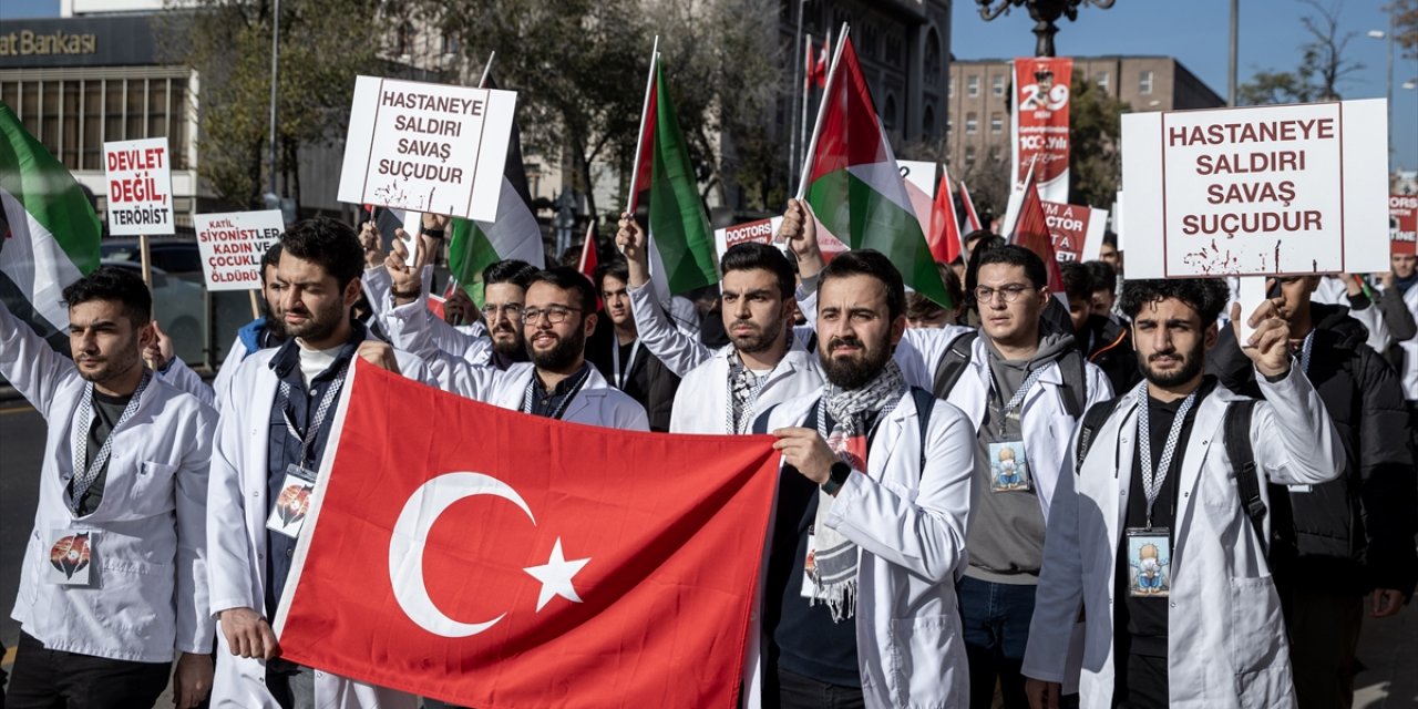 Ankara'da sağlık çalışanları Gazze için "sessiz yürüyüş" düzenledi