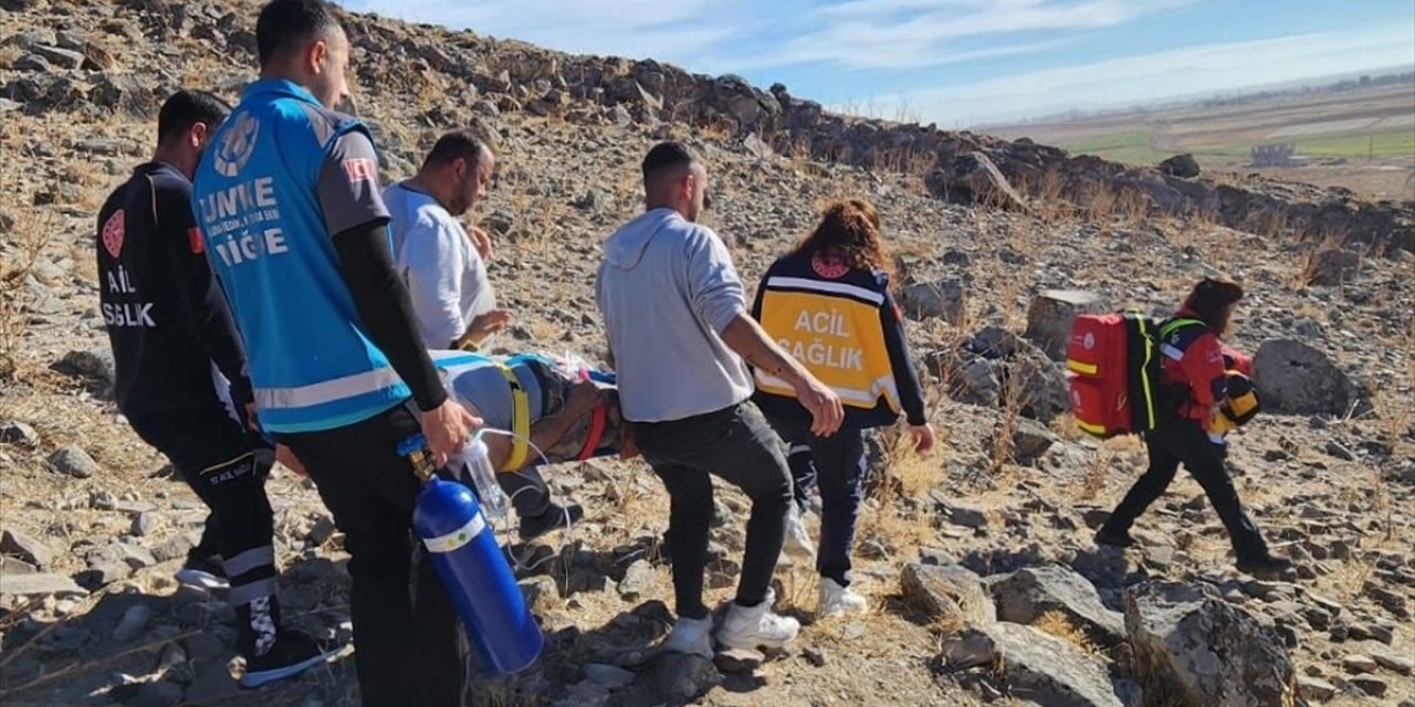 Niğde'de dağda rahatsızlanan avcı hastaneye kaldırıldı