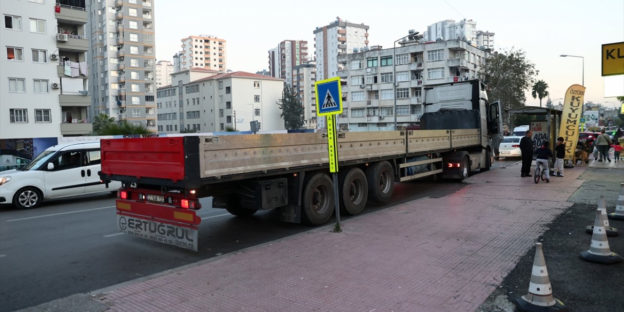 Adana'da tırın altında kalan motosikletin sürücüsü öldü