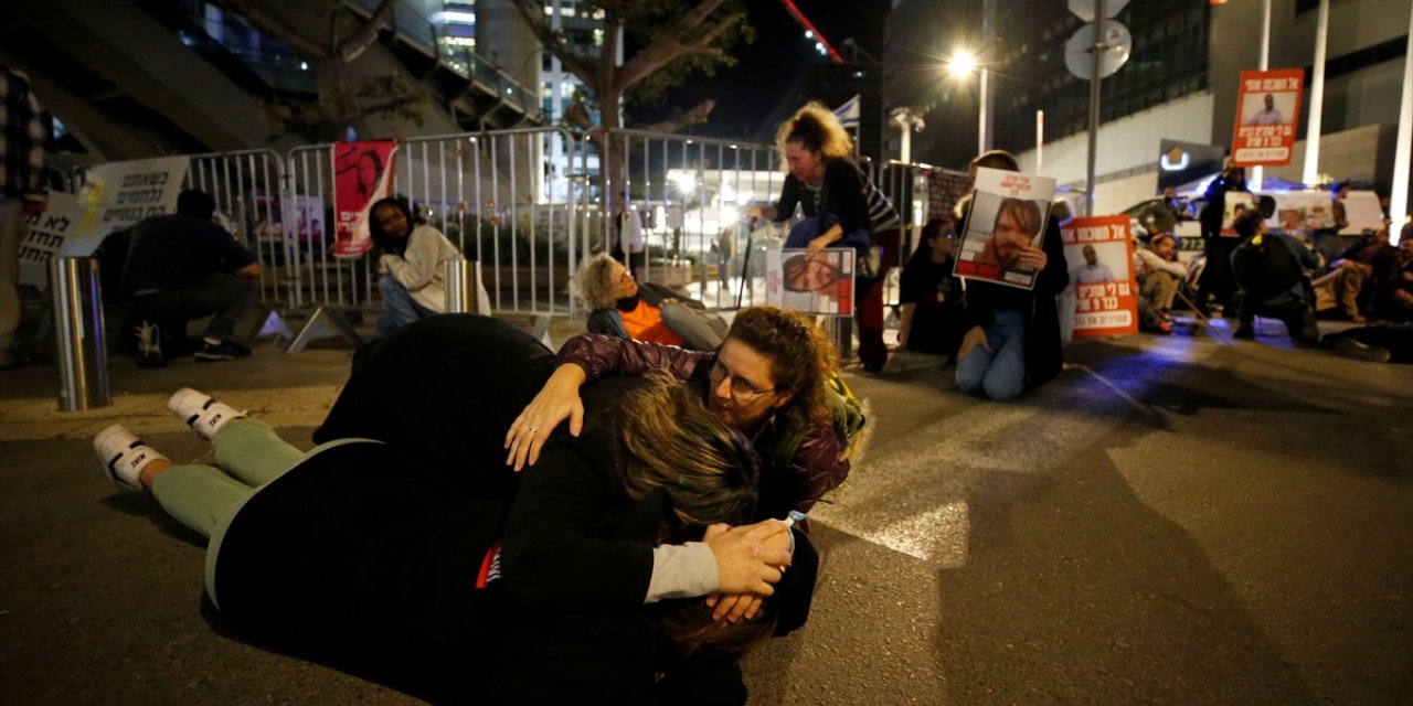 Gazze'deki İsrailli esirlerin yakınları Tel Aviv'de gösteri düzenledi