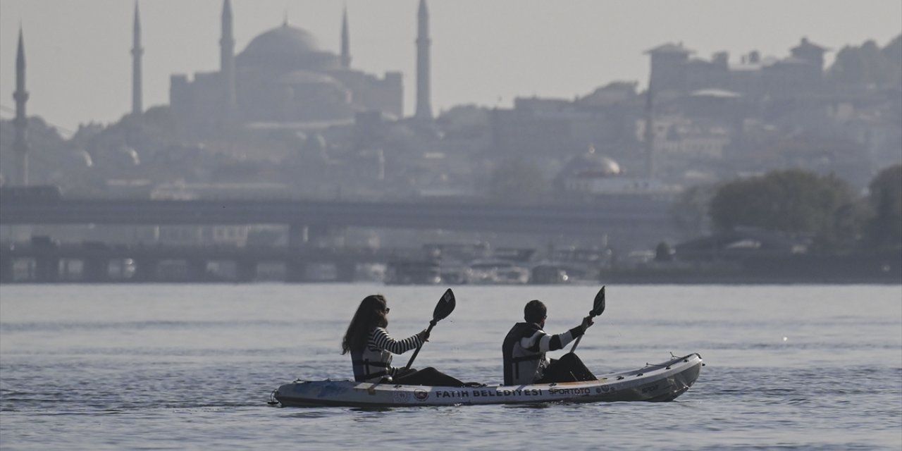 Her mevsimde her yaştan İstanbullu Haliç'te kano keyfi yapıyor